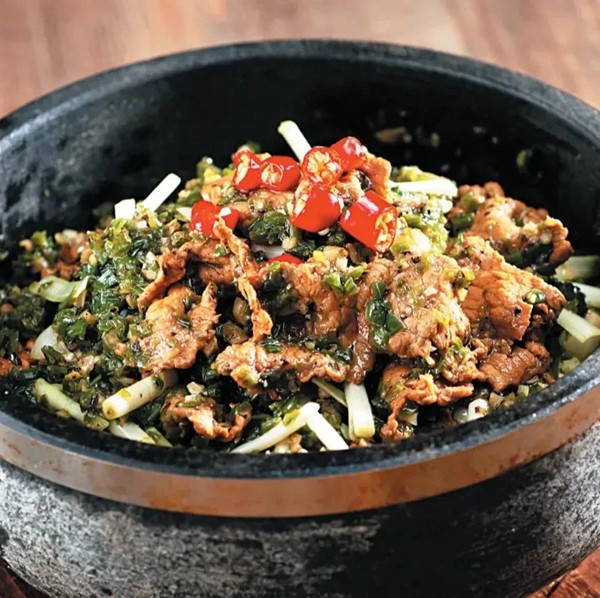 茨竹燒椒牛肉煲。渝北區(qū)商務(wù)委供圖