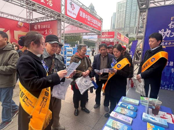 走進(jìn)商圈開展金融知識宣講。建設(shè)銀行重慶市分行供圖