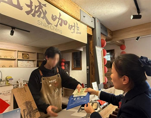 為商戶發(fā)放宣傳折頁。交通銀行重慶市分行供圖