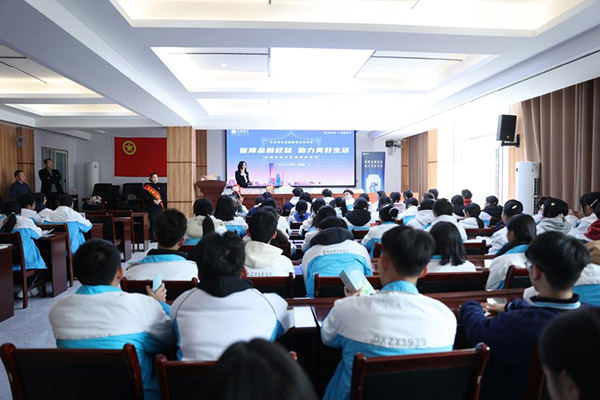 走進(jìn)學(xué)校開展金融知識宣講。中信銀行重慶分行供圖