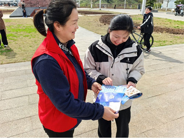 為市民講解消費風(fēng)險提示。人保財險重慶分公司供圖