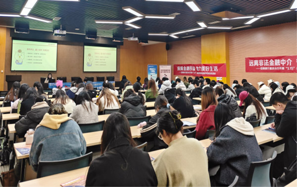 送金融知識(shí)進(jìn)校園。招商銀行重慶分行供圖