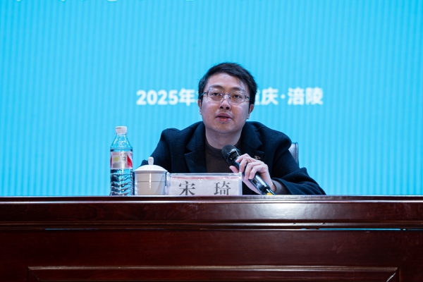 重慶市職業(yè)技能鑒定指導(dǎo)中心副主任宋琦講話。重慶工貿(mào)職業(yè)技術(shù)學(xué)院供圖