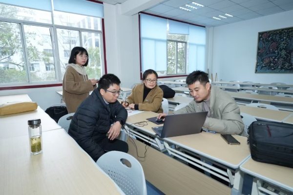 賽項(xiàng)技術(shù)團(tuán)隊(duì)在比賽場(chǎng)地開展實(shí)地對(duì)接工作。重慶工貿(mào)職業(yè)技術(shù)學(xué)院供圖