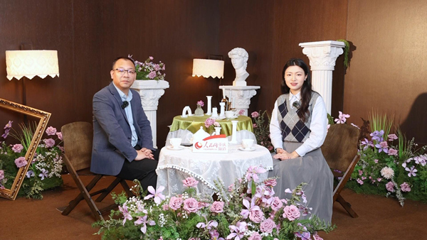 “首店經(jīng)濟(jì)看渝北——人民網(wǎng)對話渝北區(qū)首店品牌企業(yè)代表”系列訪談對話楊登奎（左）。曾英豪攝