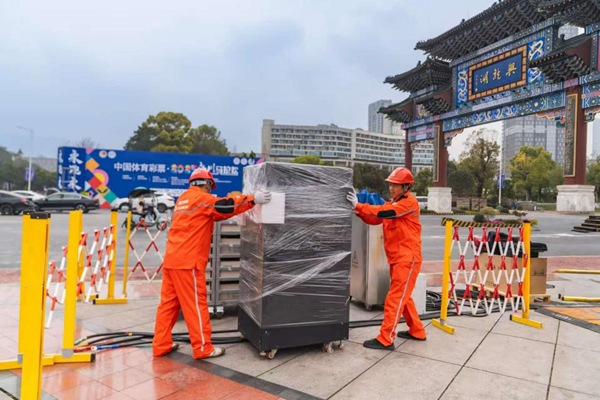 電力人員安裝ups不間斷電源設(shè)備。國網(wǎng)重慶永川供電公司供圖