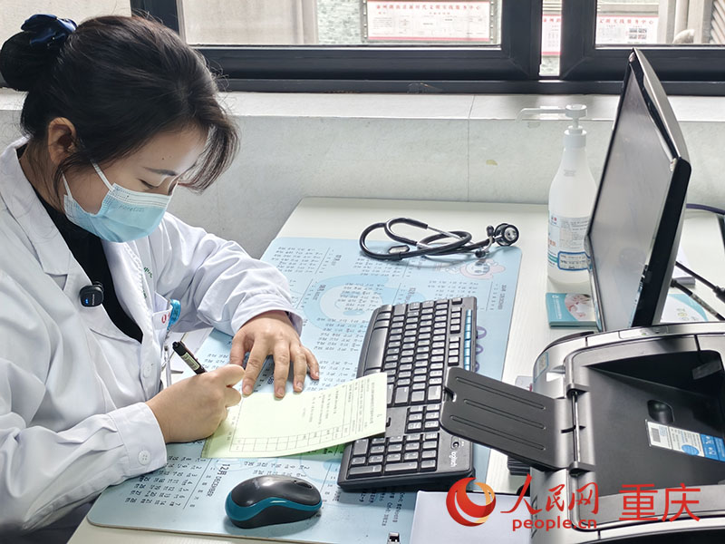 3月18日，重慶首張公共衛(wèi)生醫(yī)師處方在九龍坡區(qū)渝州路街道社區(qū)衛(wèi)生服務(wù)中心開出。