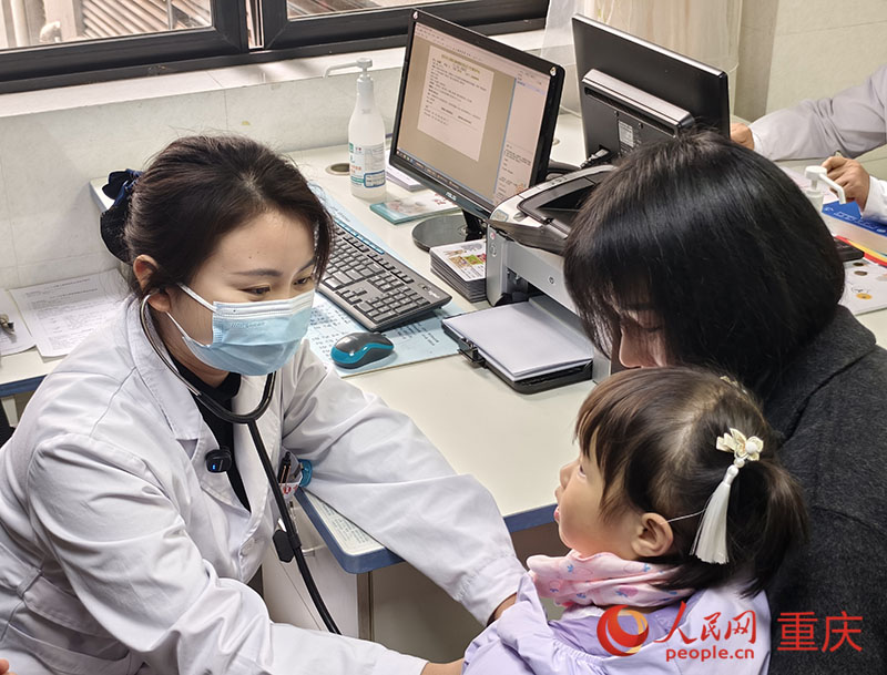 3月18日，重慶首張公共衛(wèi)生醫(yī)師處方在九龍坡區(qū)渝州路街道社區(qū)衛(wèi)生服務(wù)中心開出。人民網(wǎng) 陳琦攝