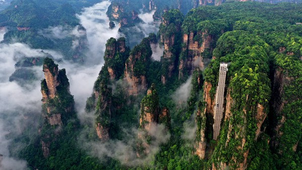 云霧繚繞的湖南張家界國家森林公園天子山御筆峰。吳勇兵攝