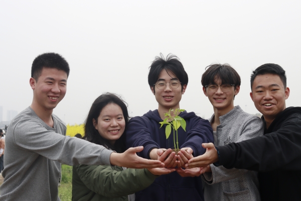 學生合影。重慶理工大學供圖