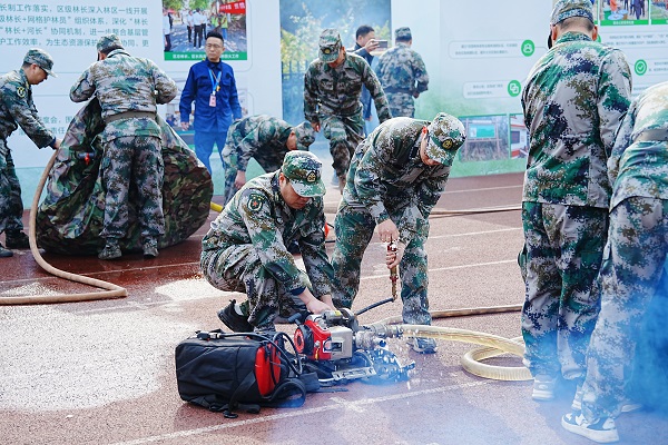 森林防火專業(yè)隊伍技能展示。重慶市林業(yè)局供圖