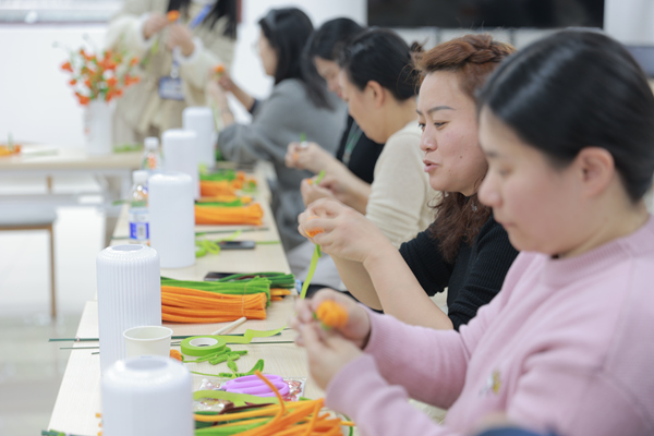 手工DIY活動(dòng)。重慶市文化宮供圖