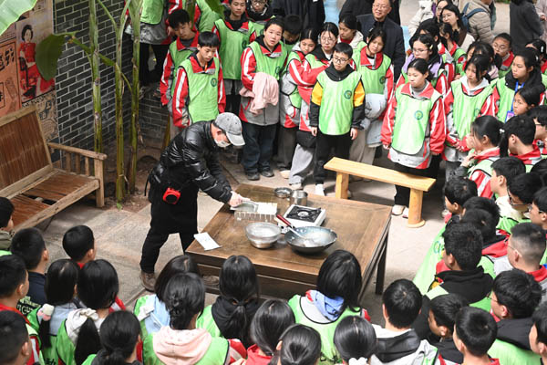 米花糖技藝制作展示。江津區(qū)教委供圖