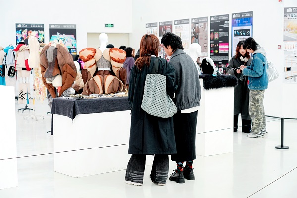 市民觀看展覽。四川美術(shù)學(xué)院供圖