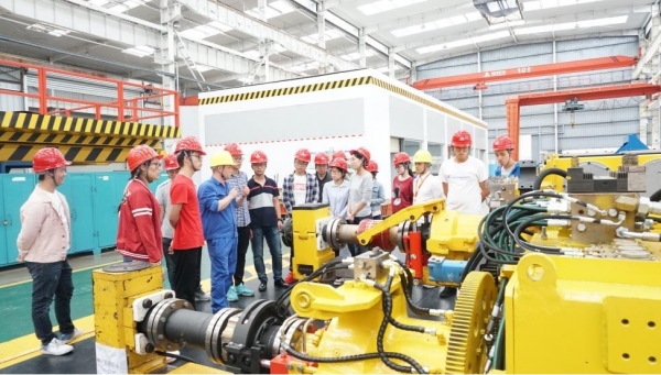 學(xué)生在企業(yè)學(xué)習(xí)行業(yè)工程項目研究流程。重慶科技大學(xué)機械與智能制造學(xué)院供圖