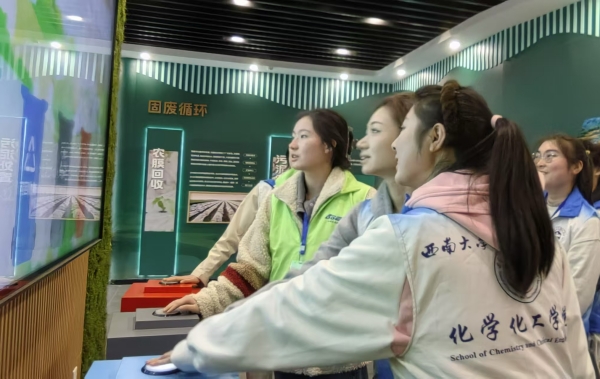 志愿者參觀美麗鄉(xiāng)村生態(tài)展示館。西南大學(xué)化學(xué)化工學(xué)院宣傳部供圖