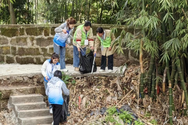 志愿者開展巡河護(hù)河行動。西南大學(xué)化學(xué)化工學(xué)院宣傳部供圖