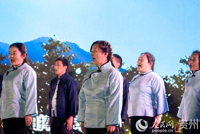 “村晚”舞臺(tái)上的周廷勇（中）。人民網(wǎng) 涂敏攝