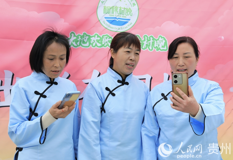 周廷勇（右一）與同伴。人民網(wǎng) 龍章榆攝