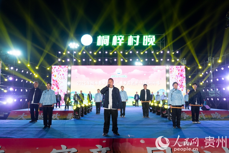 周廷勇與公平村歌隊(duì)隊(duì)員們一同登臺(tái)表演。人民網(wǎng) 涂敏攝