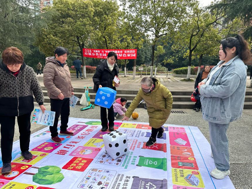 垃圾分類活動(dòng)現(xiàn)場(chǎng)。九龍社會(huì)工作服務(wù)中心供圖
