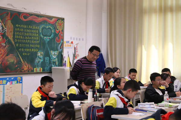 督導(dǎo)巡視課堂教學(xué)。西南大學(xué)附屬中學(xué)供圖