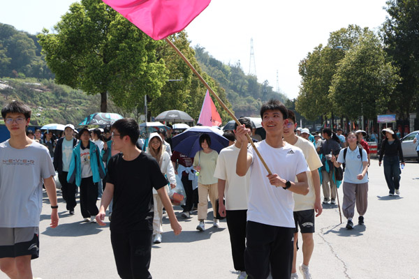 學生踏上徒步之旅。西南大學銀翔實驗中學供圖