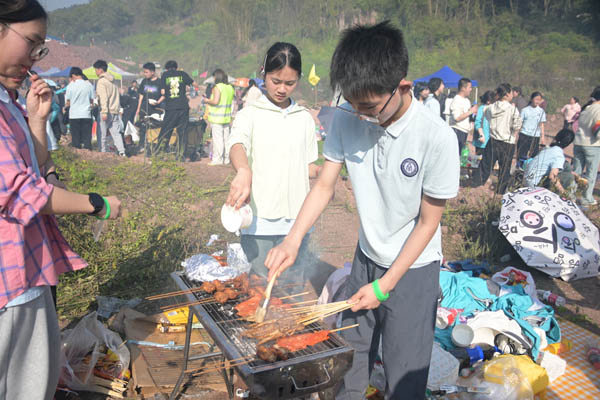 學生動手制作燒烤。西南大學銀翔實驗中學供圖