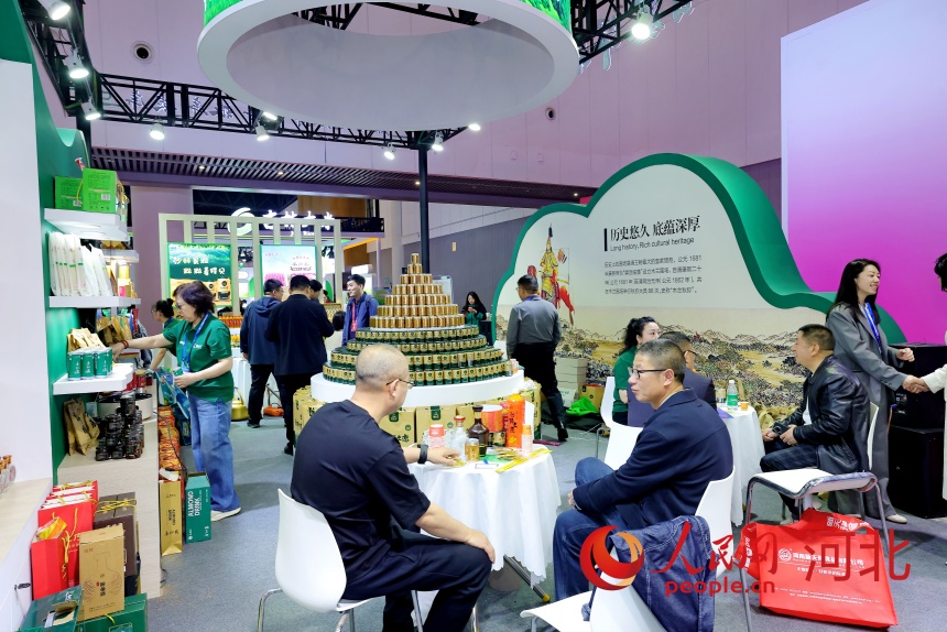 第112屆全國(guó)糖酒商品交易會(huì)現(xiàn)場(chǎng)的圍場(chǎng)展位。人民網(wǎng)記者 周博攝