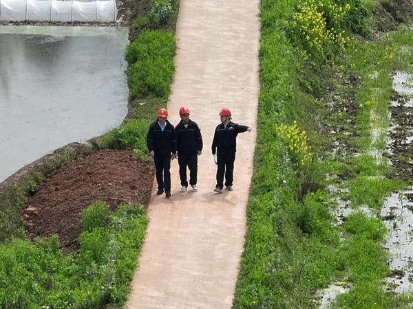 電力員工在梁平區(qū)驗收現(xiàn)場走訪。梁燕攝