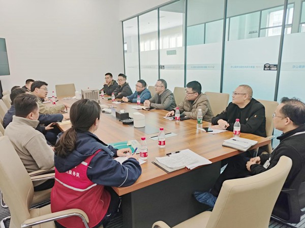 服務(wù)團隊與盛泰光電開展座談，了解用電需求。國網(wǎng)重慶永川供電公司供圖