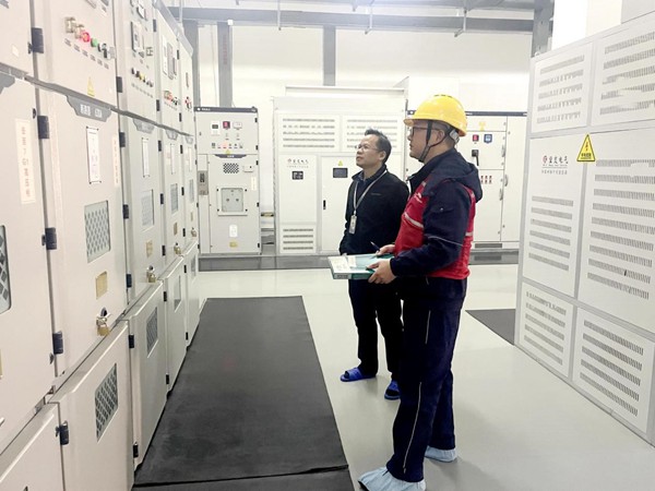 國網(wǎng)重慶永川供電公司員工在盛泰光電配電房檢查安全用電。國網(wǎng)重慶永川供電公司供圖