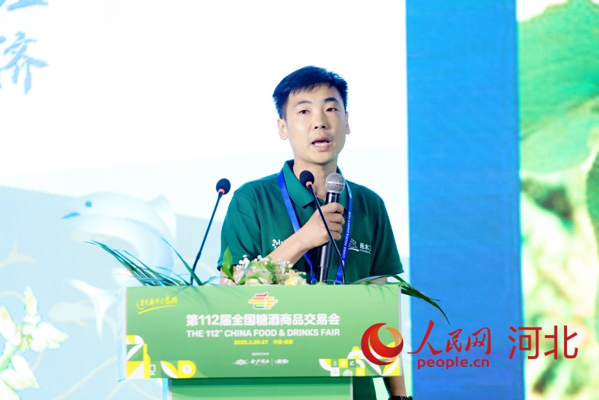 圍場(chǎng)鑫達(dá)商貿(mào)有限公司銷售經(jīng)理謝航作分享。人民網(wǎng)記者 周博攝