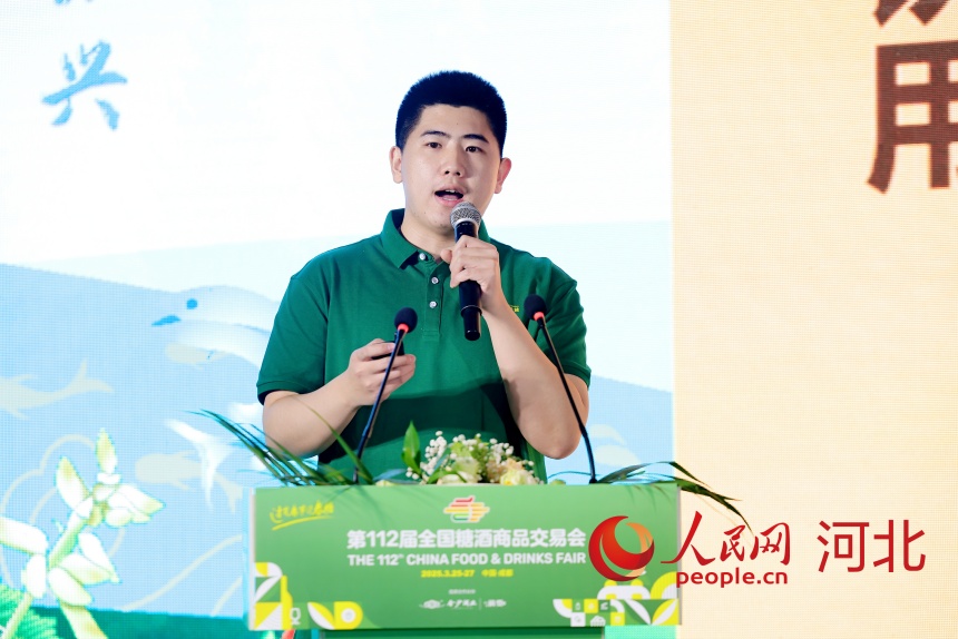 河北塞罕金葫蘆藥業(yè)有限公司總經(jīng)理張軼源作分享。人民網(wǎng)記者 周博攝