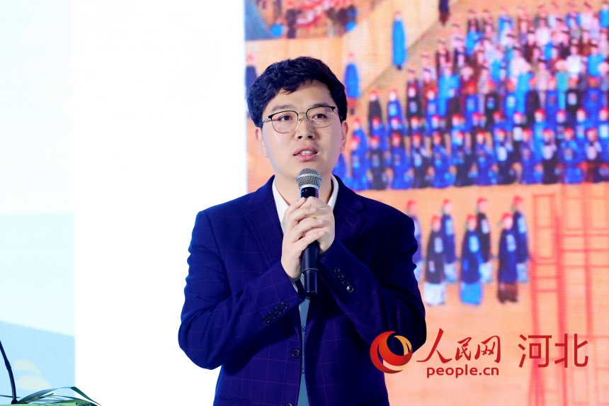 承德泓輝雙合酒業(yè)有限公司品牌宣傳部經(jīng)理孫冬昌作分享。人民網(wǎng)記者 周博攝