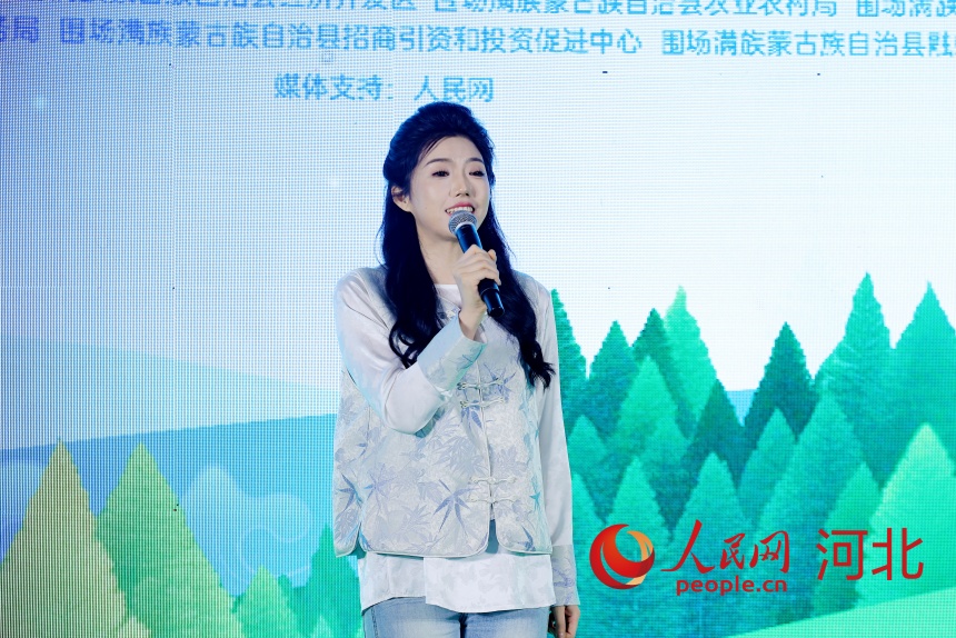 圍場(chǎng)家鄉(xiāng)推薦官于思齊邀請(qǐng)100名網(wǎng)友成為塞罕壩體驗(yàn)官。人民網(wǎng)記者 周博攝