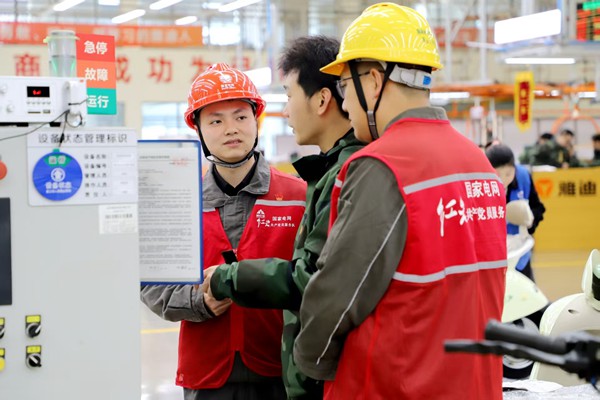 電力員工了解企業(yè)訴求。國網(wǎng)重慶永川供電公司供圖