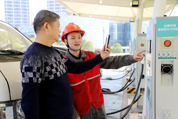 電力員工指導(dǎo)市民充電。國網(wǎng)重慶永川供電公司供圖