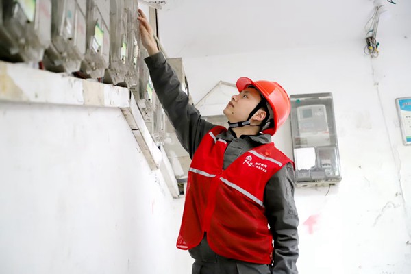 電力員工檢查老舊小區(qū)電力設(shè)施。國網(wǎng)重慶永川供電公司供圖