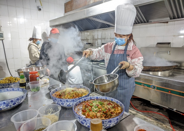 “炊事員”們正在烹飪。重慶理工大學供圖