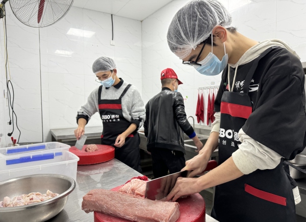 “炊事員”們正在進行食材切配。重慶理工大學供圖