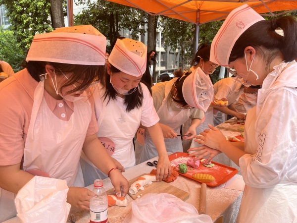 飲食文化節(jié)現(xiàn)場，學生正在制作錦鯉造型的面食。重慶理工大學供圖