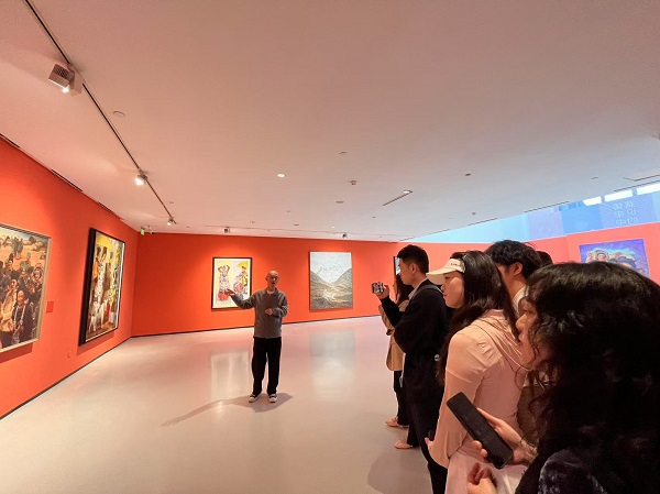 導(dǎo)覽向觀眾介紹展覽作品。四川美術(shù)學(xué)院供圖