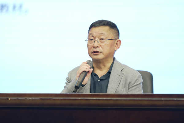 阿來與學生分享寫作心得。西南大學附中供圖