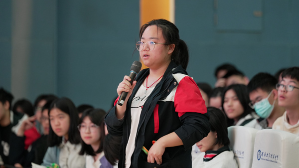 學生與阿來互動交流。西南大學附中供圖