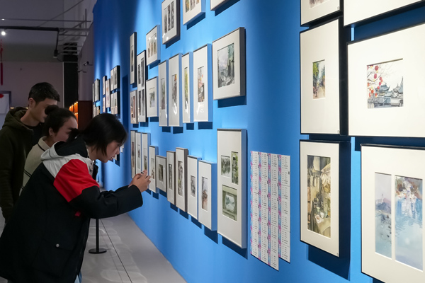 學(xué)生觀展。西南大學(xué)附屬中學(xué)供圖