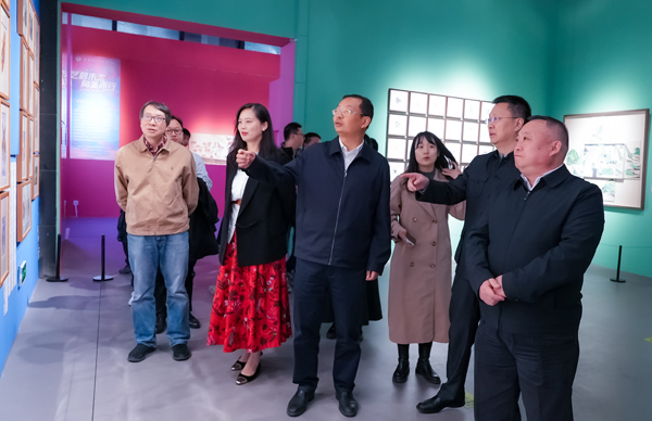 專家觀展。西南大學(xué)附屬中學(xué)供圖