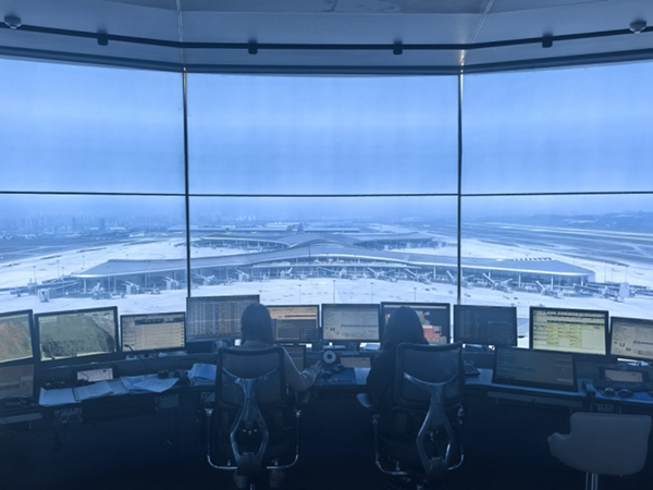 民航重慶空管管制員在塔臺指揮飛機(jī)起降。關(guān)闖攝