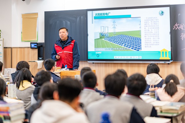 進(jìn)校園開展職業(yè)啟蒙課。國(guó)網(wǎng)重慶永川供電公司供圖