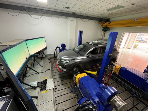 新能源動(dòng)力總成及整車臺架。清研理工供圖